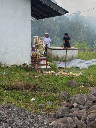 Gotong Royong Ngeruak Bak Penampungan Air