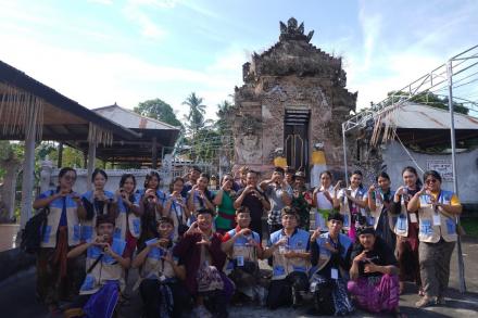 Penanaman Pohon Kelapa