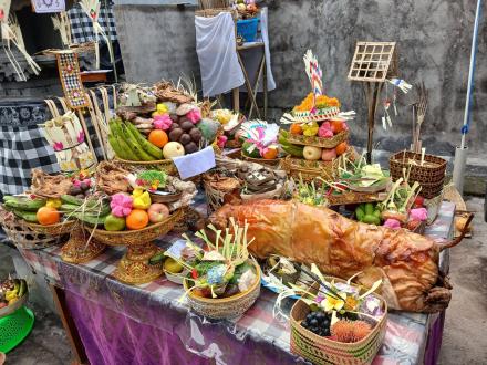 Melaspas Pelinggih di TK Budhi Kerti dan di Jembatan Jalan Desa